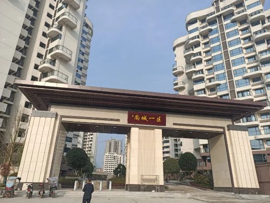 四川潤誠 . 尚城一區(qū)護欄<a href=http://www.endaguoji.com/product/baiyekongdiao/ target=_blank class=infotextkey>百葉窗</a>豎桿項目