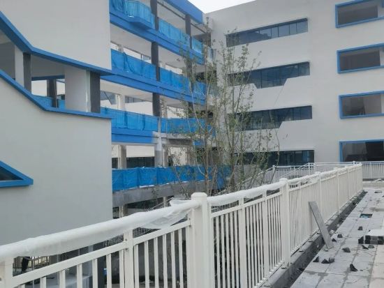 湖北襄陽金輝優(yōu)步學(xué)府樓梯護(hù)欄百葉窗空調(diào)架項目 湖北襄陽金輝優(yōu)步學(xué)府樓梯護(hù)欄百葉窗空調(diào)架項目