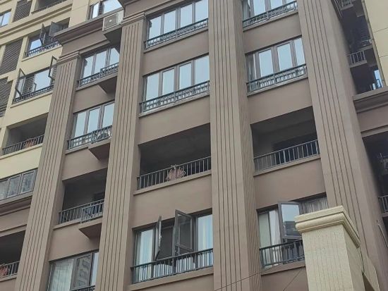 湖北襄陽瀾岸公館陽臺護欄百葉窗項目 湖北襄陽瀾岸公館陽臺護欄百葉窗項目