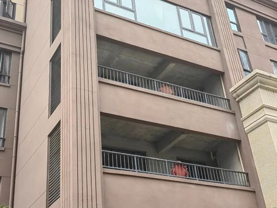 湖北襄陽瀾岸公館陽臺護欄百葉窗項目 湖北襄陽瀾岸公館陽臺護欄百葉窗項目