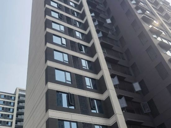 湖北襄陽金輝優(yōu)步學(xué)府樓梯護(hù)欄百葉窗空調(diào)架項目 湖北襄陽金輝優(yōu)步學(xué)府樓梯護(hù)欄百葉窗空調(diào)架項目