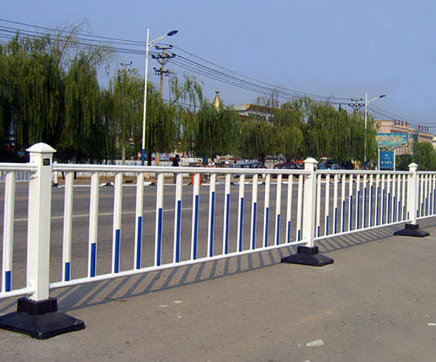市政道路護欄一節(jié)多少米