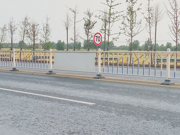 湖北鋅鋼<a href=http://www.endaguoji.com/product/daoluhulan/ target=_blank class=infotextkey>道路護(hù)欄</a>對(duì)城市建設(shè)美化的重要性