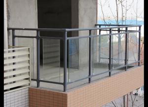 住宅陽臺(tái)上的玻璃陽臺(tái)護(hù)欄安全嗎