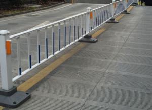 攔意外危險，道路護(hù)欄護(hù)生命安全