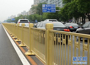 北京長(zhǎng)安街道路護(hù)欄，土豪金的蛻變